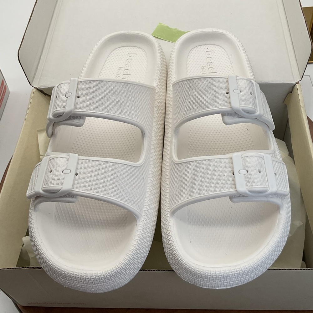 J Slides Serene Womens White EVA socool Beach Slides
Sandals Comfort size 9‎ M